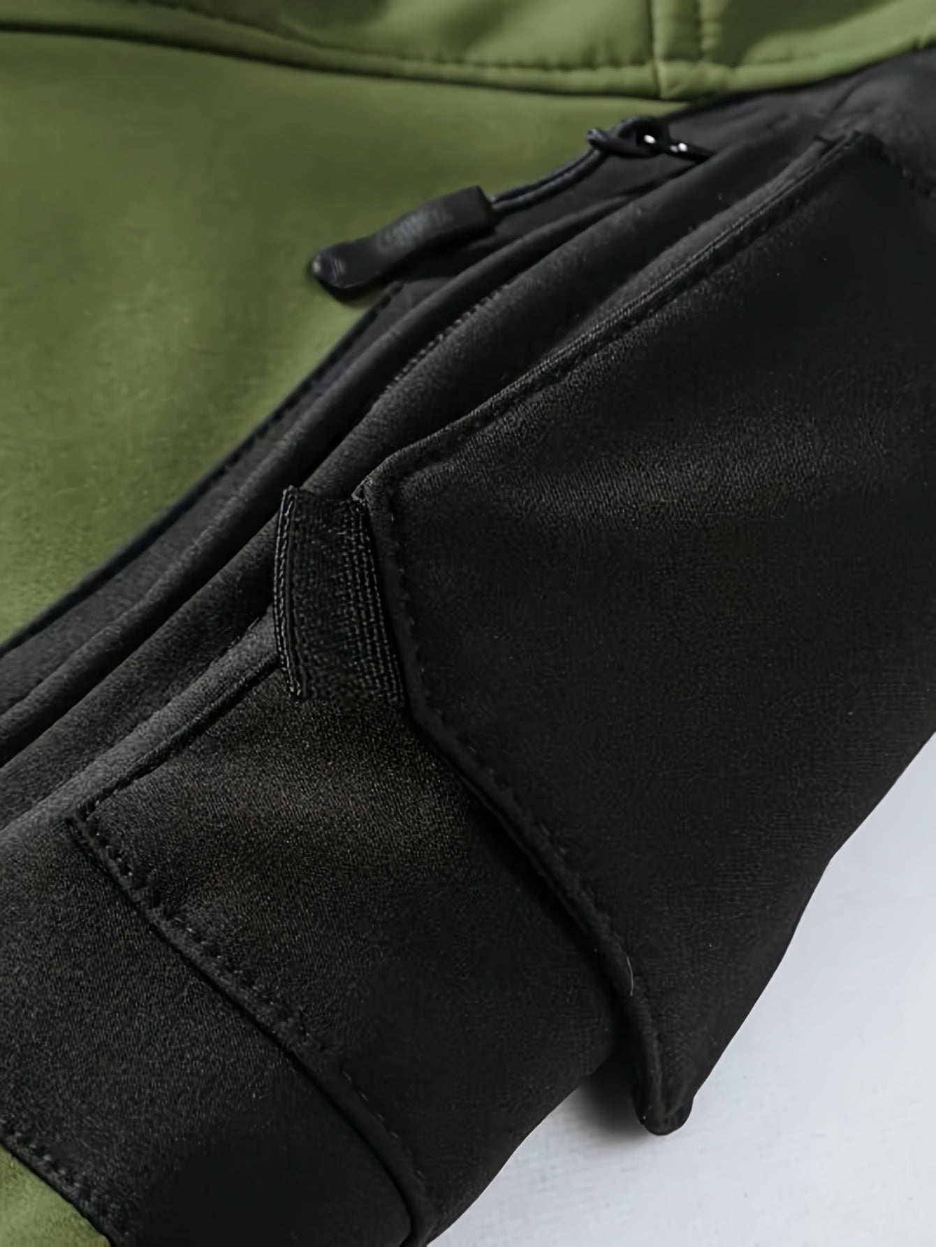 CHAQUETA TACTICA CON CAPUCHA